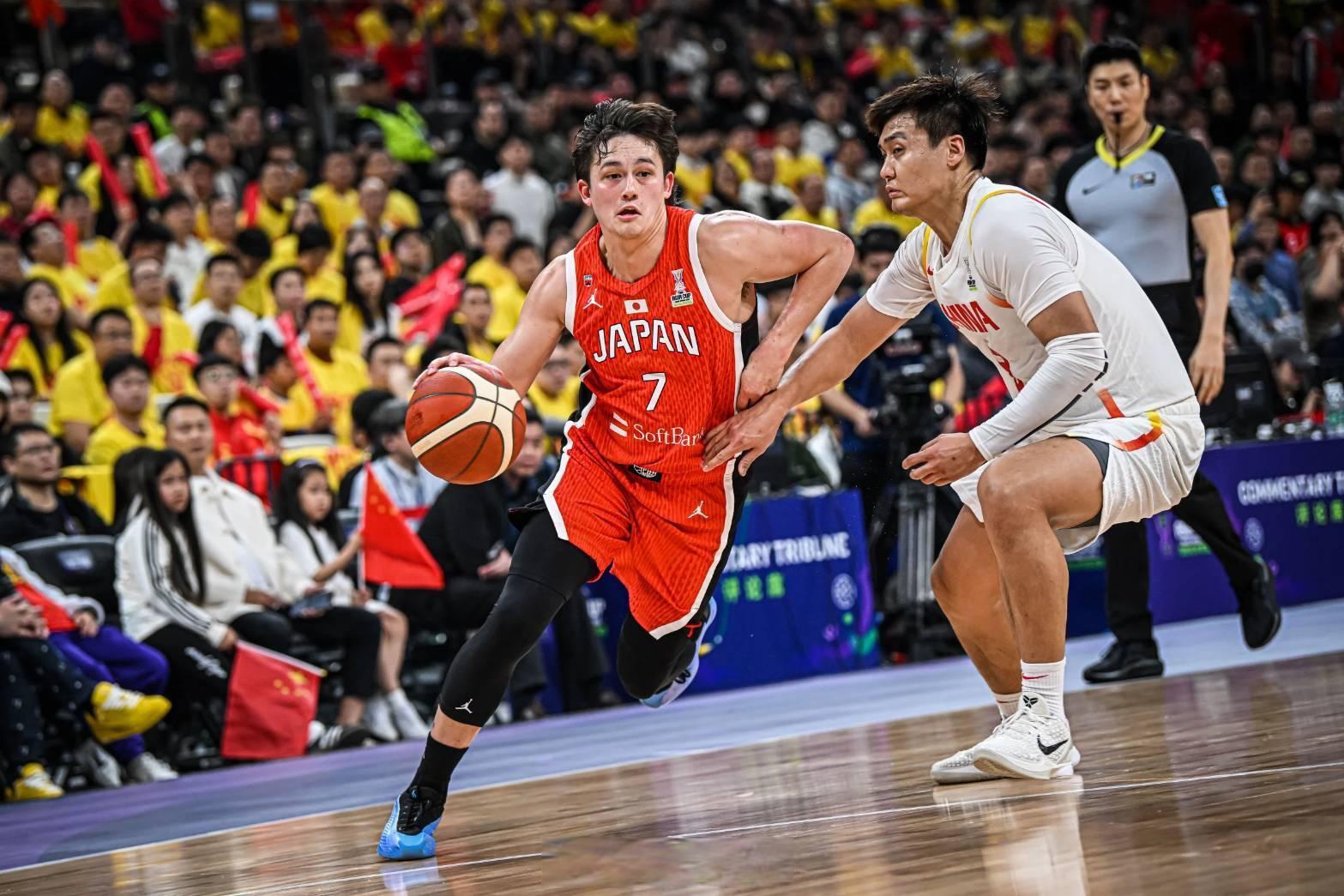 包含关键战役，球队突破战线取胜，领跑CBA联赛后期冲刺的词条